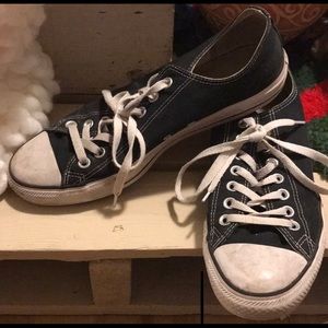 Black low top converse
